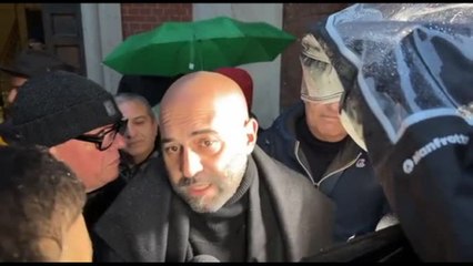 Funerale Vanoni, Giuliano Sangiorgi arriva in ritardo: "Che rabbia"