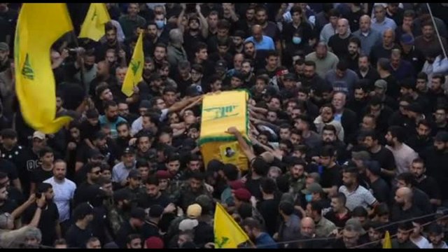 Hezbollah celebra a Beirut i funerali di massa di Tabatabai