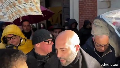 Funerale Vanoni, Giuliano Sangiorgi arriva in ritardo: "Che rabbia"