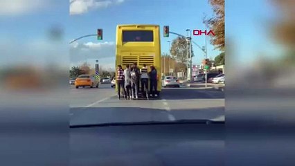 Maltepe’de akıl almaz görüntü! Patenli gençler yürekleri ağızlara getirdi