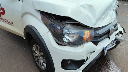 Mobi e Gol se envolvem em colisão no Bairro Periolo, em Cascavel