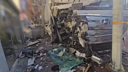 12t 화물차가 승용차와 전봇대 잇따라 들이받아...2명 부상 / YTN