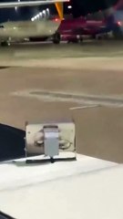 2 passagers courent sur tarmac pour rattraper leur avion