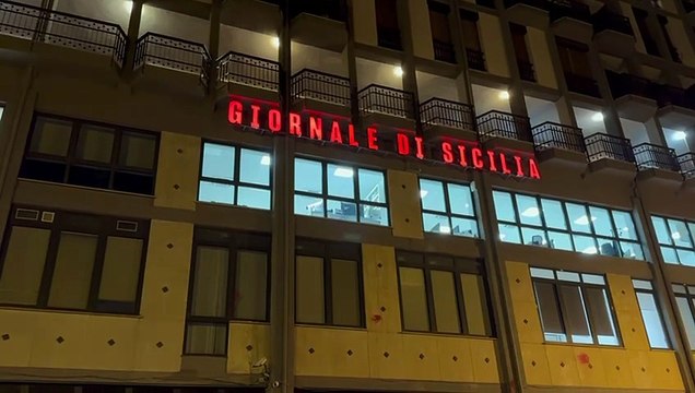 L’insegna del Giornale di Sicilia si tinge di rosso per la giornata contro la violenza sulle donne