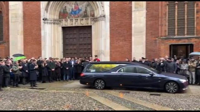 A Milano l'addio a Ornella Vanoni, fra la sua musica e tanta commozione