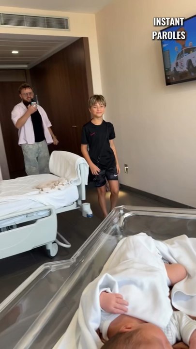 Ce petit garçon rencontre son nouveau petit frère pour la première fois