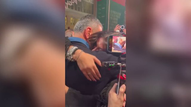 L'abbraccio di Decaro con la figlia Chiara a cui ha dedicato la vittoria elettorale