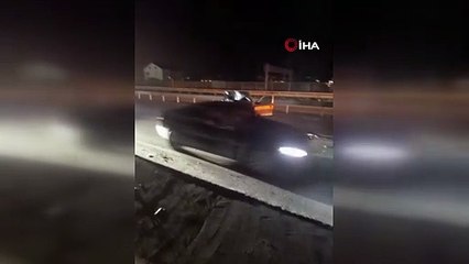 Demir bariyerlere çarpan otomobil parçalandı: Sürücü yaralandı