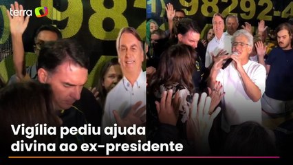 Com Bolsonaro de papelão, vídeo mostra apoiadores orando para o ex-presidente após prisão