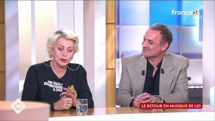 FEMME ACTUELLE - "C'était tellement inattendu" : très émue par le message de Louane dans C à vous, Lio revient sur sa rencontre marquante avec la chanteuse