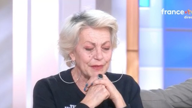 “Je vis pour des moments comme ça” : Lio en larmes sur le plateau de C à vous après un message surprise de Louane