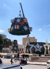 Brasil: murió aplastado por una grúa que instalaba un árbol de navidad gigante