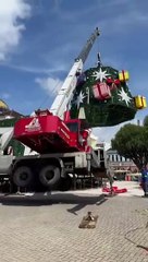 Brasil: murió aplastado por una grúa que instalaba un árbol de navidad gigante II