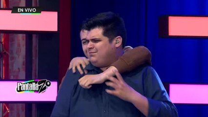 William le da un "beso de gato" a Lalo Elizondo