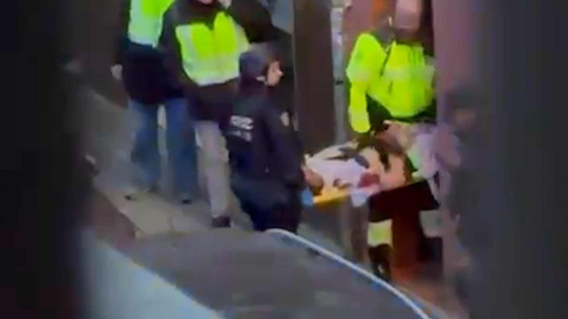 La Audiencia Nacional investiga como un presunto delito de terrorismo yihadista el apu�alamiento a tres personas ocurrido el pasado s�bado en el barrio madrile�o de Puente de Vallecas. Los hechos, protagonizados por Mohamed A.K.B. &mdash;un joven de 18 a�os de nacionalidad espa�ola y padres marroqu�es&mdash;, terminaron con una peligrosa intervenci�n de la Polic�a Nacional.
Tras herir a los transe�ntes (una anciana en la nuca y dos hombres con cortes y pinchazos), el joven se atrincher� en su domicilio gritando �Allahu akbar (Al� es grande)�. La situaci�n requiri� la activaci�n del SOAR (Subgrupo Operativo Antiterrorista de Reacci�n) de la Unidad de Intervenci�n Policial (UIP).
Al acceder a la vivienda, los agentes se encontraron con Mohamed, quien sali� al pasillo empu�ando un cuchillo �del tama�o de un antebrazo� y lanzando amenazas de muerte: �Os voy a cortar el cuello�. El joven se meti� despu�s en una habitaci�n y comenz� a recitar versos del Cor�n �muy nervioso�. Ante el temor de que pudiera activar un artefacto explosivo, los antidisturbios entraron.
El atacante sali� de la habitaci�n corriendo hacia uno de los polic�as �con la intenci�n de ejecutar su amenaza�, lo que oblig� a los agentes a abrir fuego. Aunque herido de bala, Mohamed continu� gritando proclamas yihadistas, repitiendo ��Al� es grande, Al� es grande!� mientras lo inmovilizaban. Fueron los mismos agentes quienes le prestaron los primeros auxilios.
El Sindicato Unificado de Polic�a (SUP) ha reaccionado pidiendo la m�xima distinci�n por esta actuaci�n: �Hay que poner en valor la gran intervenci�n llevada a cabo por los polic�as y desde el sindicato mayoritario de la Polic�a (SUP) pedimos que se les condecore con la medalla roja al m�rito policial, reconocimiento justo por el gran trabajo y servicio que han prestado�.