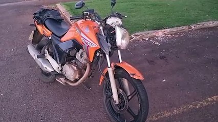 Trevo da Portal: Piloto bate em outra moto, mas foge deixando para trás whisky e pé de chinelo