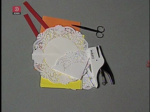 Jul med Clevin ~ Kræmmerhus af dækserviet. |Sæson:1|Episode:15-24|1992| DRTV