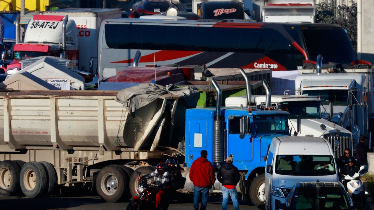 Los campesinos y los transportistas mexicanos bloquean carreteras de todo el país