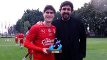 Hormiga González recibe regalo a manos de Amaury Vergara por ser el campeón de goleo