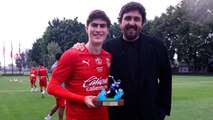 Hormiga González recibe regalo a manos de Amaury Vergara por ser el campeón de goleo
