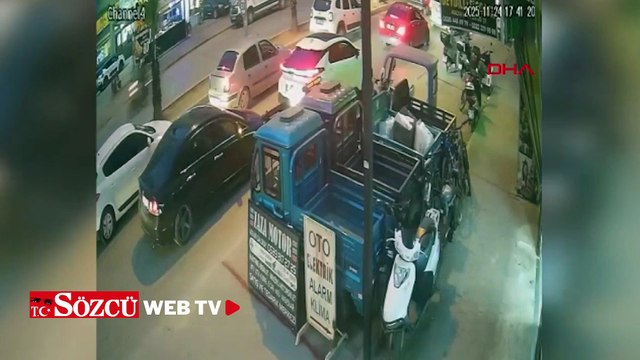 Otomobil, kaldırımdaki motosikletlere çarptı; kaza anı kamerada