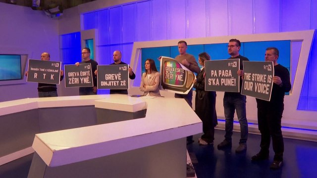 [나우쇼츠] 뉴스 생방송에 난입한 사람들?... 급여 달라 / YTN