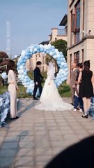 Cenicienta salva a un guapo herido y él, un supermillonario, la busca por años para casarse