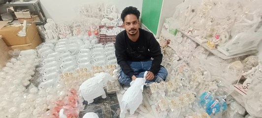 राहुल सेन ने पांच साल पहले खुद सीखा और 15 युवाओं, महिलाओं को जोड़ा, आज हजारों मूर्तियां बनाने का काम