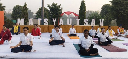 मत्स्य उत्सव में सामूहिक योगाभ्यास सहित विभिन्न सांस्कृतिक कार्यक्रम हुए आयोजित