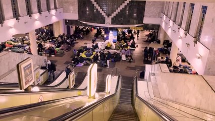 Residentes de Kiev se refugian en el metro durante un nuevo ataque de drones rusos