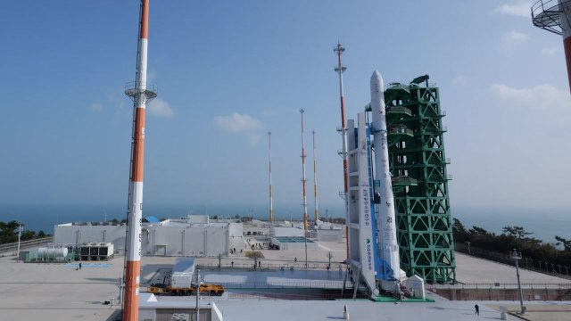 누리호 발사 D-2...발사대 이송·기립 작업 완료 [앵커리포트] / YTN