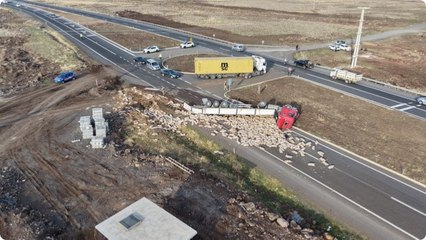 Patates yüklü TIR devrildi! İki şehir arasındaki yol kapandı