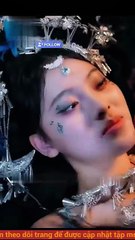 Cô gái nhìn thấy tất cả nhưng vẫn vờ mù khi phát hiện người yêu tay trong tay với tiểu tam!