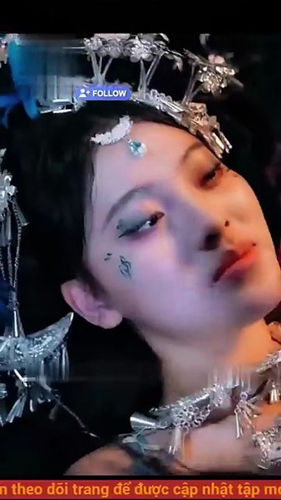 Cô gái nhìn thấy tất cả nhưng vẫn vờ mù khi phát hiện người yêu tay trong tay với tiểu tam!