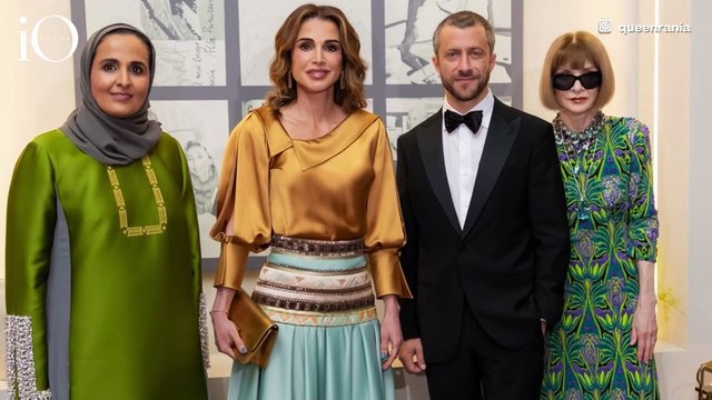 Rania di Giordania divina per il gala: il look da Mille e una notte in seta lucida