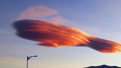 🇪🇸 Stunning lenticular clouds seen above Sierra Nevada, Spain yesterday