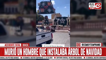 Árbol de Navidad gigante termina aplastando y matando a un hombre. Mirá el video