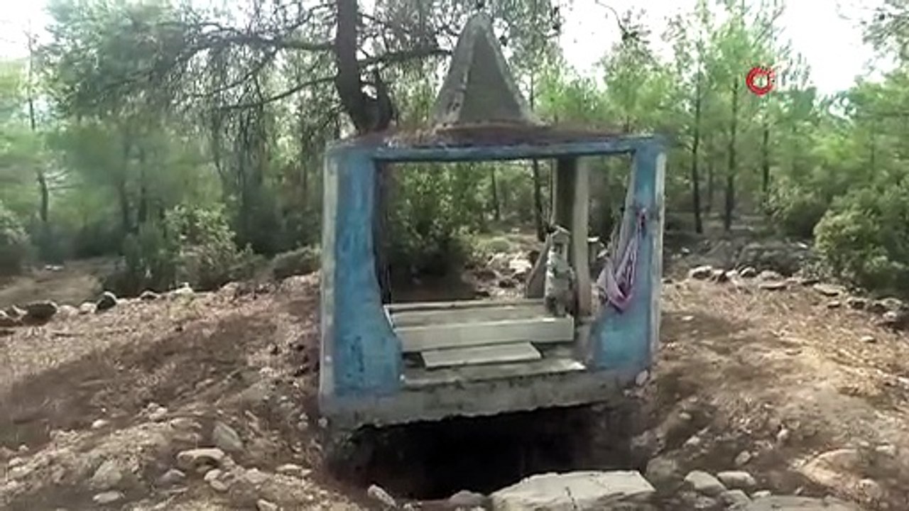 Bak şu define avcılarının yaptığına! 300 yıllık türbeyi kaçak kazıyla delik deşik ettiler