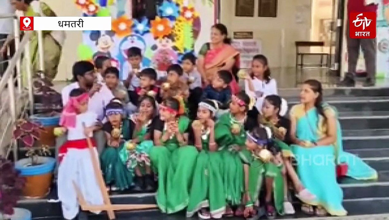पेड़ लगाबो तभे तो फल खाबो अभियान : शिक्षक दंपती बांटते हैं स्कूलों में फ्री में फल, फलदार वृक्ष लगाने की देते हैं प्रेरणा