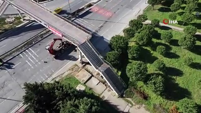 Avcılar’da iş makinesi taşıyan tır üst geçide çarptı