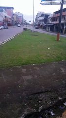 Carreta dos Correios cai em ribanceira na BR-381 em João Monlevade