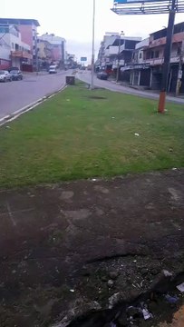 Carreta dos Correios cai em ribanceira na BR-381 em João Monlevade