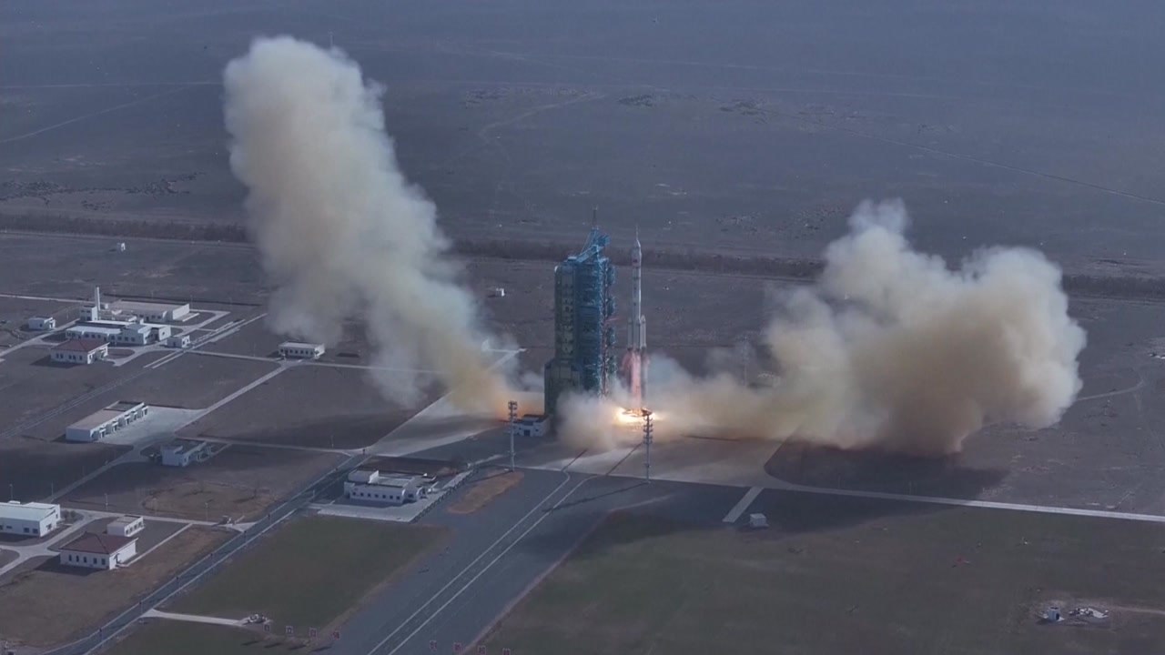 중, 우주선 선저우22호 발사...20호 '창문 균열'로 긴급조치 / YTN