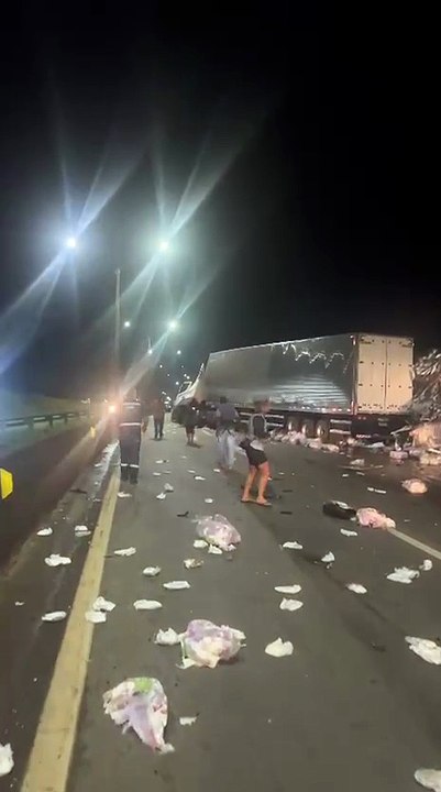 Colisão entre carretas interdita BR-381 e espalha carga na pista em Pouso Alegre