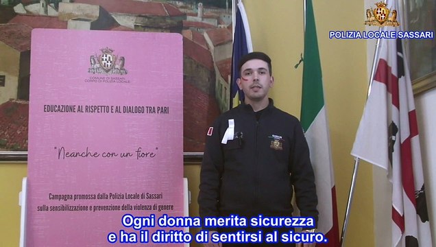 Sassari, la campagna della polizia locale contro la violenza sulle donne: Neanche con un fiore