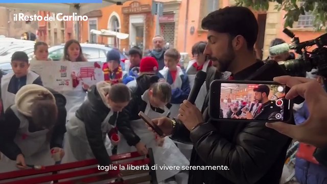 Giornate internazionale per l'eliminazione della violenza contro le donne, inaugurata la panchina rossa davanti alla Questura di Bologna