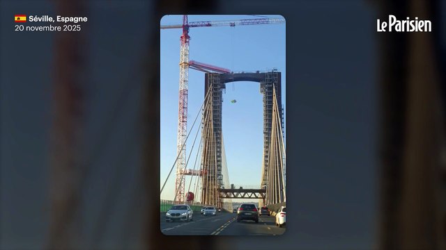 Espagne : une cabine de toilettes de chantier tombe sur un pont autoroutier
