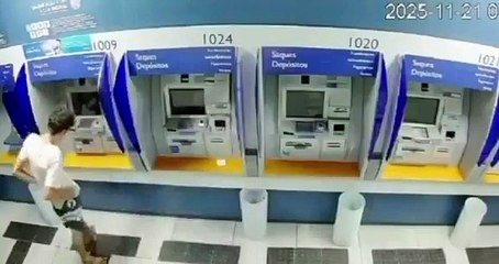 ladrão entala em porta giratória e fica de cueca durante invasão a banco