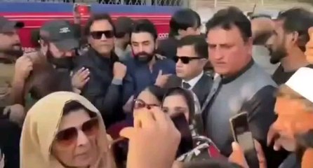 ‏🚨یہ بے شرم بے غیرت عورتیں ہیں جنہوں نے میری بہن پر تشدد کیا تھا یہ بے غیرت صرف مریم نواز کو خوش کرنے کے لیے تشدد کرتی ہیں میری بہن کو بالوں سے کھینچا وہ بے ہوش ہو گئی۔علیمہ خان