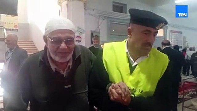 رجال الأمن يساعدون كبار السن في أحد لجان المنوفية الانتخابية